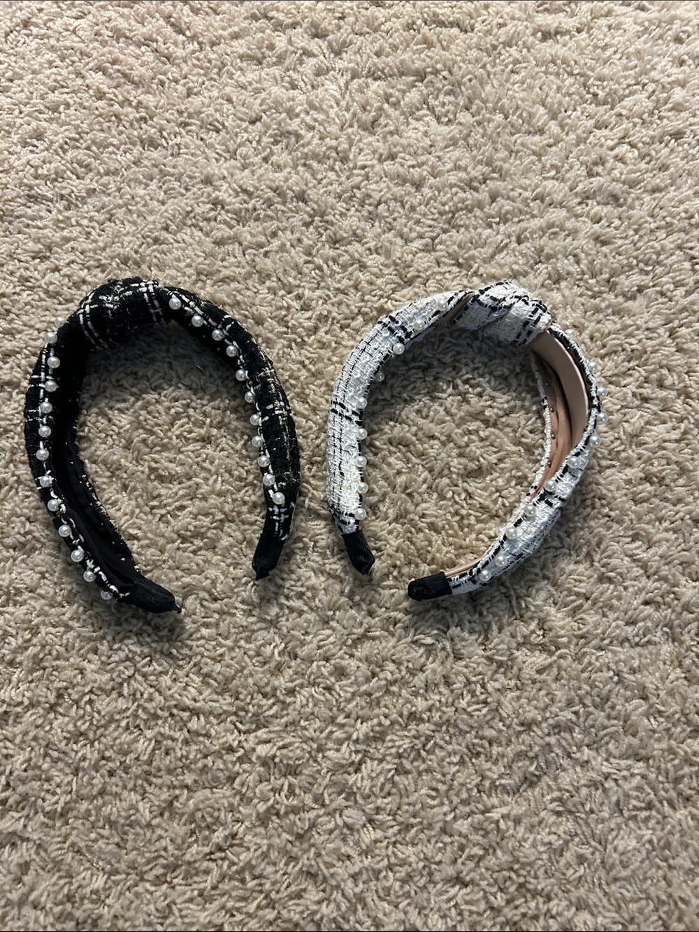 Pearl Black and White Headband 
Each are $5 but can be sold together for $10!